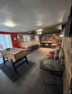 Salle de jeux du gite La Meusienne avec billard, baby-foot et espace détente