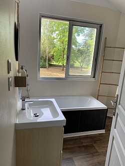 Salle de bain baignoire Gîte La Meusienne à Belleray