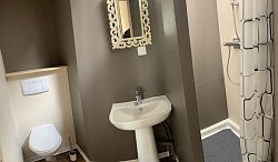 Salle de bain douche Gîte La Meusienne à Belleray