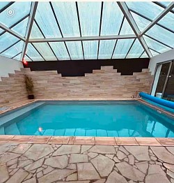 Piscine couverte et chauffée Gîte La Meusienne