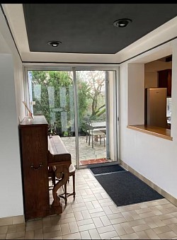gite-la-meusienne-entree-piano-baie-vitree-terrasse-belleray.jpg